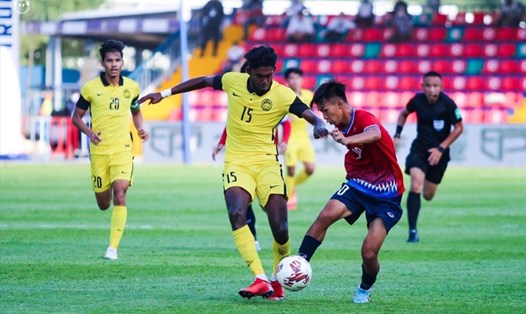 U23 Lào (áo đỏ) tạo bất ngờ trước U23 Malaysia. Ảnh: LFF