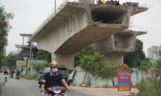 Cầu Nam Lý trên đường Đỗ Xuân Hợp vẫn dở dang sau 1 năm thành lập TP. Thủ Đức. Ảnh: Minh Quân