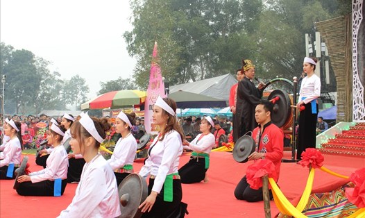 Mo Mường là hoạt động diễn xướng văn hóa dân gian được thực hành trong các nghi lễ gắn với đời sống tín ngưỡng của dân tộc Mường. Ảnh: Khánh Linh.