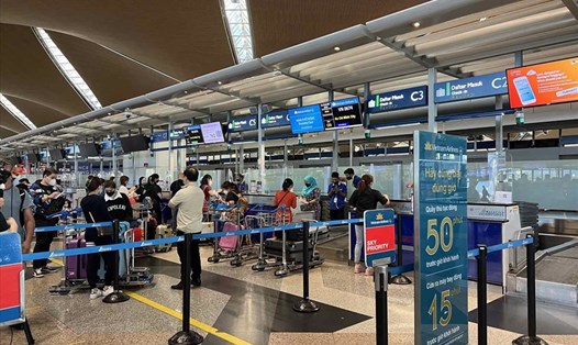 Đón khách du lịch quốc tế tại sân bay Tân Sơn Nhất. Ảnh: VNA