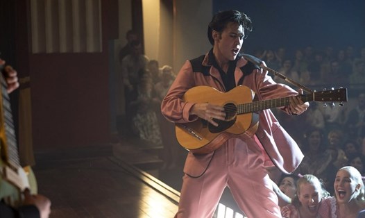 Bom tấn về huyền thoại âm nhạc Elvis Presley. Ảnh: CGV.
