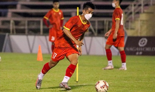 Cầu thủ U23 Việt Nam đeo khẩu trang ra sân tập. Ảnh: VFF