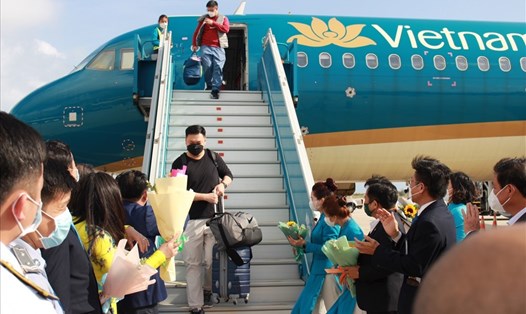 Du khách quay trở lại Khánh Hòa sau thời gian dịch bệnh kéo dài. Ảnh HL