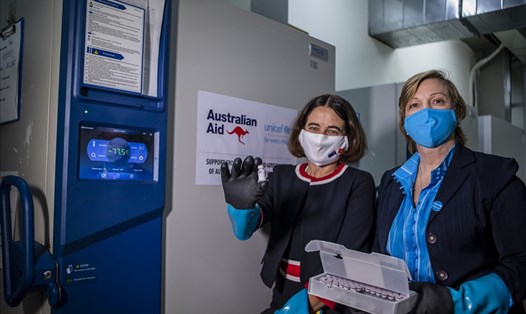 Trưởng Đại diện UNICEF Rana Flowers, Đại sứ Robyn Mudie tham quan lô vaccine Pfizer do Australia tài trợ được vận chuyển tới Hà Nội vào tháng 1. Ảnh: Đại sứ quán Australia