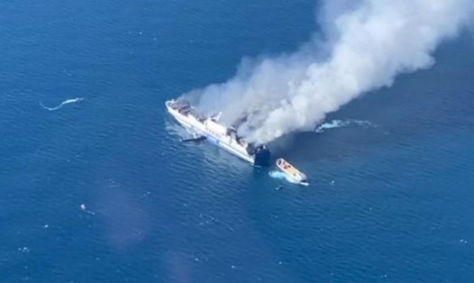 Hình ảnh vụ cháy phà trên tuyến đường biển Hy Lạp - Italia. Ảnh: AFP