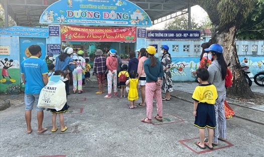 Các trường mầm non trong tỉnh Kiên Giang thực hiện việc đưa đón trẻ theo nguyên tắc "5K" phòng dịch COVID-19. Ảnh: PV