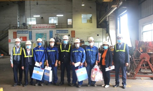 Cán bộ Công đoàn Tổng Công ty Hàng hải Việt Nam tặng quà Tết Nhâm Dần 2022 cho người lao động. Ảnh: CĐCC