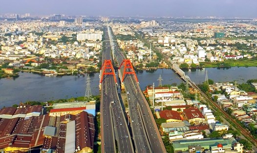Đại lộ Phạm Văn Đồng thông xe năm 2013 với 12 làn, tuyến đường được xem là đẹp nhất TPHCM với vốn đầu tư 340 triệu USD.  Ảnh: Ngọc Tiến