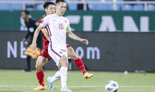 Tiền vệ Wu Xi thi đấu cố gắng nhưng không thể giúp tuyển Trung Quốc có kết quả tốt trước tuyển Việt Nam. Ảnh: IC