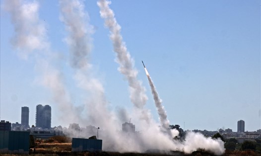 Hệ thống phòng thủ Vòm Sắt của Israel được kích hoạt ở thành phố Ashdod, phía nam Israel tháng 5.2021. Ảnh: AFP
