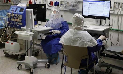 Nhân viên y tế khoa điều trị COVID-19 tại một bệnh viện ở Petah Tikva, Israel ngày 1.2.2022. Ảnh: AFP