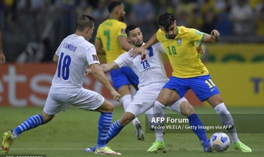 Trong khi Brazil nối dài chuỗi bất bại tại vòng loại World Cup 2022, Paraguay (áo trắng) chính thức bị loại. Ảnh: AFP