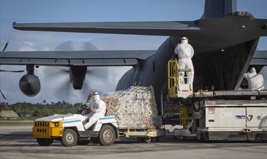 Hàng viện trợ nhân đạo được chuyển từ Australia đến sân bay Fua'amotu ở Tonga sau vụ núi lửa dưới nước Hunga Tonga-Hunga Ha'apai phun trào. Ảnh: AFP