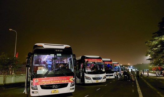 10 chuyến xe miễn phí đưa công nhân khó khăn về quê đón Tết Nguyên đán Nhâm Dần do Liên đoàn Lao động Thành phố Hà Nội tổ chức. Ảnh: Hải Anh