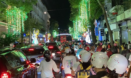 Người xe đi vào khu trung tâm Sài Gòn đông đúc, chạy tràn lên cả vỉa hè. Ảnh: Thế Lâm.