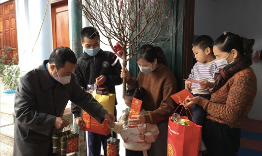 Cán bộ Công đoàn đến tận nhà trọ trao hỗ trợ Tết cho công nhân lao động ở lại Hà Nội không về quê đón Tết do hoàn cảnh khó khăn. Ảnh: Linh Nguyên