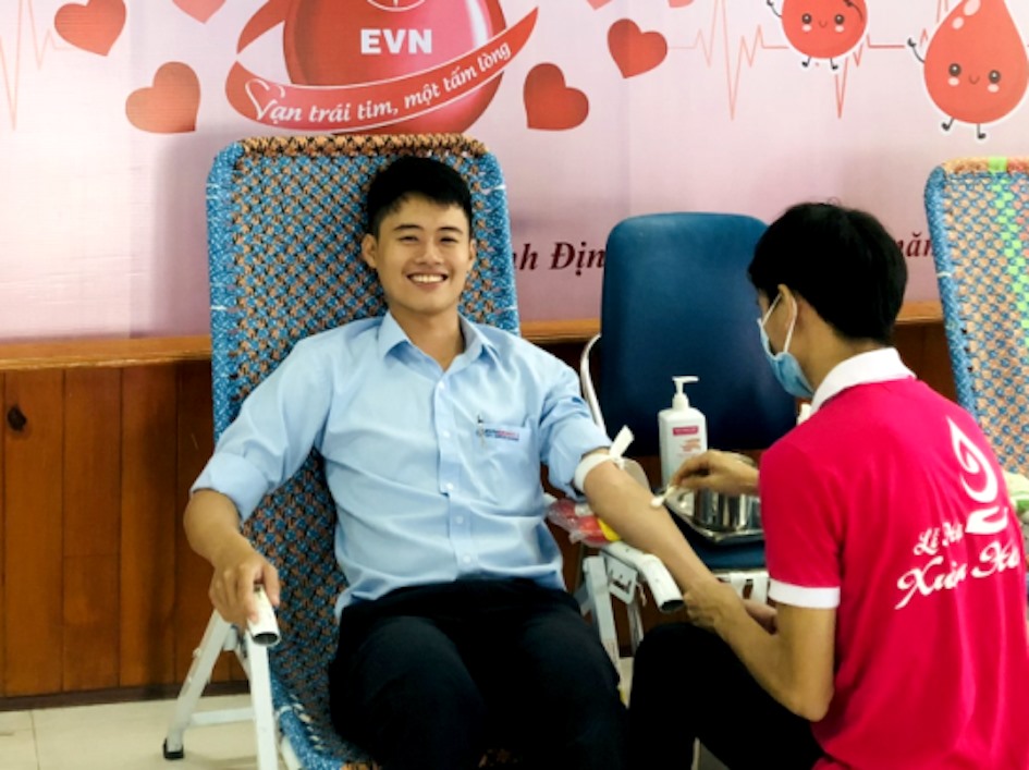 Anh Lê Thanh Tùng trong một lần hiến máu tình nguyện. Ảnh: NVCC