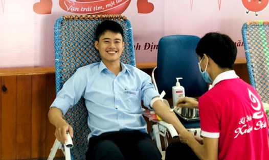 Anh Lê Thanh Tùng trong một lần hiến máu tình nguyện. Ảnh: NVCC