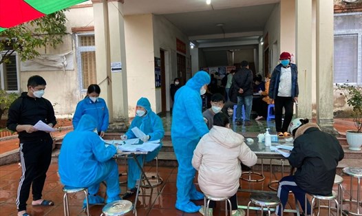 Thanh niên tình nguyện huyện Thuỷ Nguyên hỗ trợ trạm y tế lưu động trong việc quản lý, điều trị F0. Ảnh: HĐTN