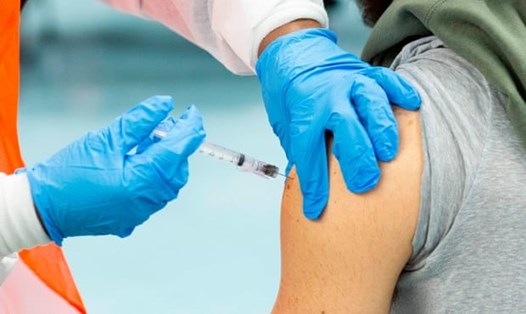 FDA Mỹ đang xem xét phê duyệt tiêm chủng vaccine COVID-19 mũi thứ 4 vào mùa thu tới. Ảnh: AFP