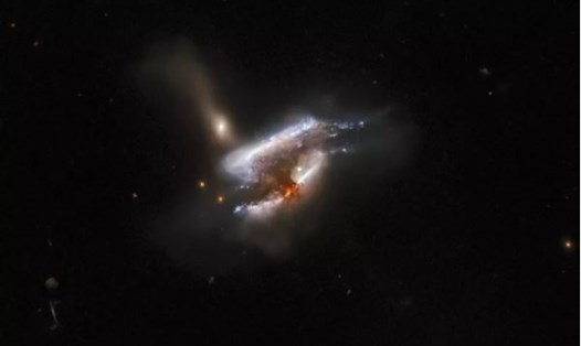 Hình ảnh về vụ sáp nhập giữa 3 thiên hà xa xôi do kính viễn vọng không gian Hubbble chụp lại. Ảnh: NASA