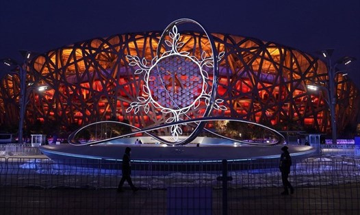 Ngọn lửa Olympic bùng cháy ở giữa chiếc vạc hình bông tuyết đang được trưng bày gần Sân vận động Quốc gia tại Olympic Bắc Kinh 2022. Ảnh: AP