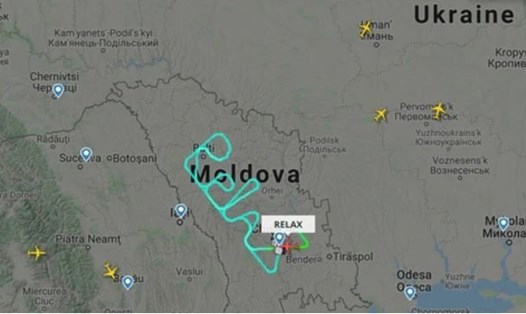 Tạo hình chữ "relax" trên bầu trời bằng đường bay của máy bay Airbus hãng Air Moldova gần biên giới Ukraina. Ảnh: Flightradar24.com