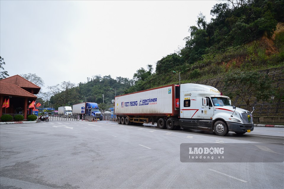 Xe hàng lên cửa khẩu Hữu Nghị ngày ngày 11.2. Ảnh: Hữu Chánh.