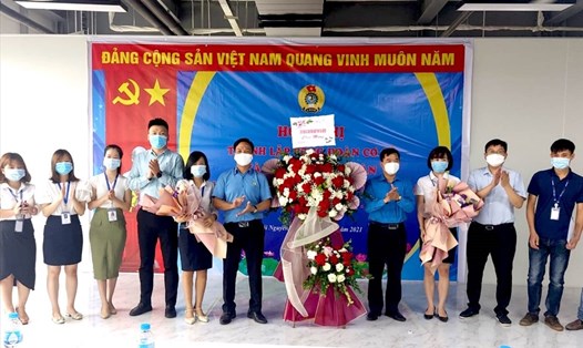 Công đoàn Các khu công nghiệp tỉnh Thái Nguyên tổ chức lễ công bố thành lập công đoàn cơ sở và kết nạp đoàn viên tại một doanh nghiệp. Ảnh: CĐCC
