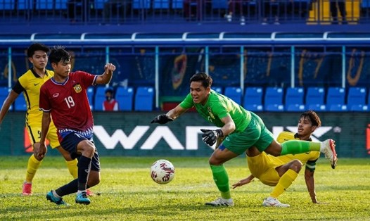 Cổ động viên thất vọng với màn trình diễn của U23 Malaysia (áo vàng) tại giải U23 Đông Nam Á 2022. Ảnh: AFF