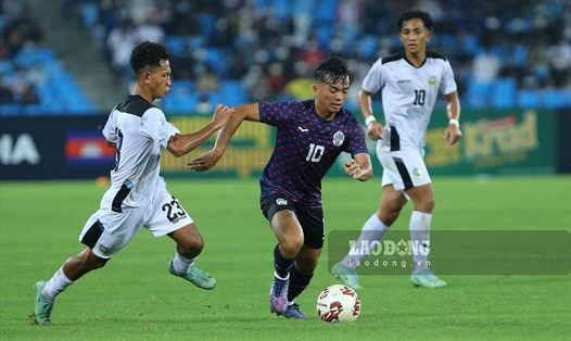 U23 Campuchia (áo đen) gặp khó khăn trước U23 Timor Leste. Ảnh: TV