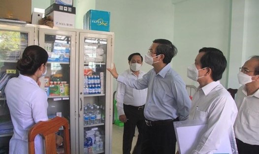 Thứ trưởng Nguyễn Văn Phúc kiểm tra y tế phục vụ công tác phòng, chống dịch COVID-19 tại Long An. Ảnh: TTTT