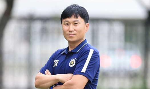Huấn luyện viên Chun Jae Ho dẫn dắt câu lạc bộ Hà Nội tại V.League 2022. Ảnh: HNFC
