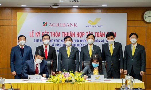 Dưới sự chứng kiến của 2 đơn vị, Phó TGĐ Vietnam Post Chu Thị Lan Hương và Phó TGĐ Agribank Nguyễn Hải Long thực hiện ký kết hợp tác toàn diện. Ảnh: Agribank