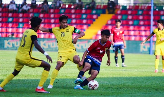 U23 Malaysia (áo vàng) bất ngờ thua U23 Lào ở trận đấu đầu tiên của giải U23 Đông Nam Á. Ảnh: LFF