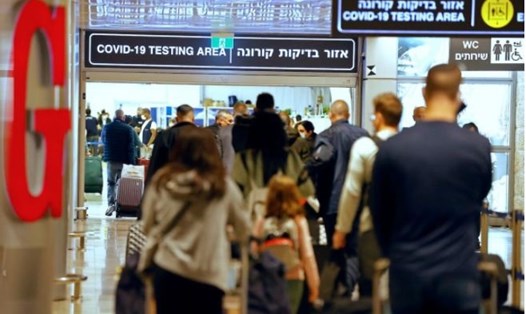Khách du lịch tại sân bay quốc tế Ben Gurion gần Tel Aviv, Israel. Ảnh: AFP