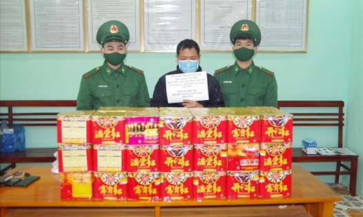 Nguyễn Văn Công (giữa) và số pháo lậu bị phát hiện. Ảnh: Vi Toàn
