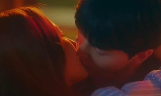 Cảnh hôn ngọt ngào của Park Min Young và Song Kang. Ảnh: Cắt phim.