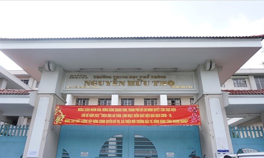 Trường THPT Nguyễn Hữu Thọ nơi xảy ra vụ việc nữ sinh nhảy lầu tự tử. Ảnh: Huyên Nguyễn