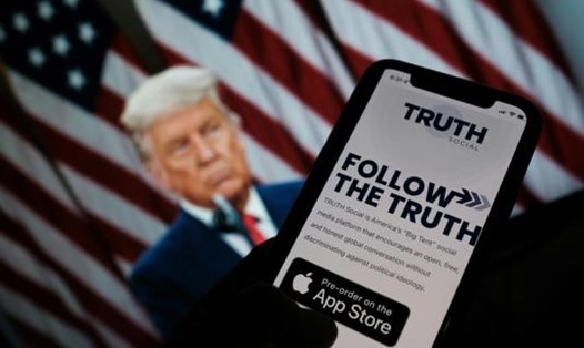 Ứng dụng mạng xã hội "Truth Social" của ông Donald Trump trên màn hình điện thoại thông minh. Ảnh: AFP