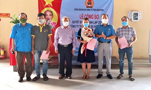 Công đoàn Khu kinh tế tỉnh Bình Định thành lập Công đoàn cơ sở mới và tổ chức kết nạp 45 đoàn viên. Ảnh: Phúc Trầm