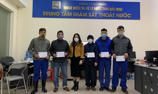 Lãnh đạo Công đoàn ngành Xây dựng tỉnh Bắc Ninh trao hỗ trợ cho đoàn viên, người lao động. Ảnh: CĐ ngành Xây dựng tỉnh Bắc Ninh.