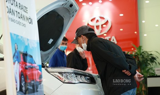 Khách hàng mua ôtô dưới 24 chỗ ngồi vẫn phải chịu thuế suất VAT mức 10%. Ảnh: Hải Nguyễn.