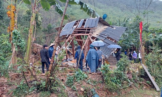 Gió mùa gây mưa đã làm thiệt hại lớn về tài sản vật nuôi cho người dân ở tỉnh Hòa Bình. Ảnh: H.H.