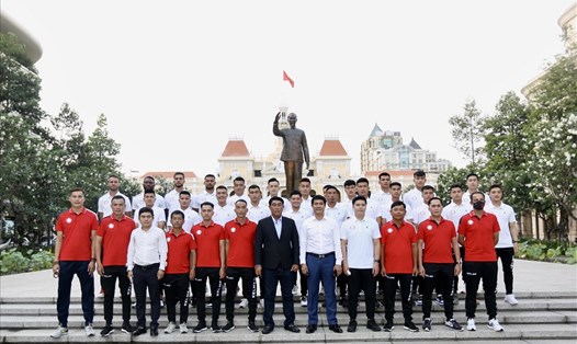 Ban lãnh đạo, các cầu thủ đội TPHCM dâng hoa tưởng niệm Chủ tịch Hồ Chí Minh tại Công viên tượng đài Chủ tịch Hồ Chí Minh trước thềm lễ xuất quân. Ảnh: D.P