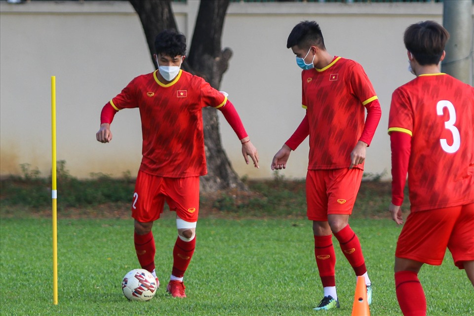 U23 Việt Nam đeo khẩu trang, giữ khoảng cách khi tập luyện