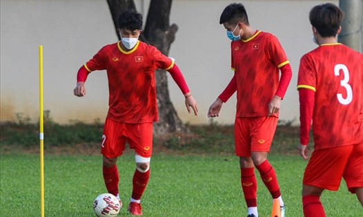 U23 Việt Nam đeo khẩu trang khi ra sân tập. Ảnh: VFF