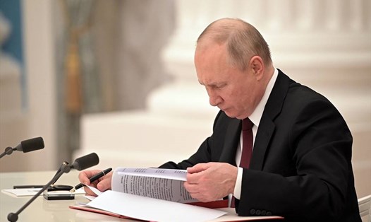 Tổng thống Nga Vladimir Putin ký sắc lệnh công nhận 2 nhà nước cộng hòa tự xưng ở đông Ukraina. Ảnh: Điện Kremlin
