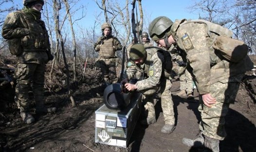 Quân nhân Ukraina trên chiến tuyến với phe ly khai gần làng Novognativka, Donetsk. Ảnh: AFP