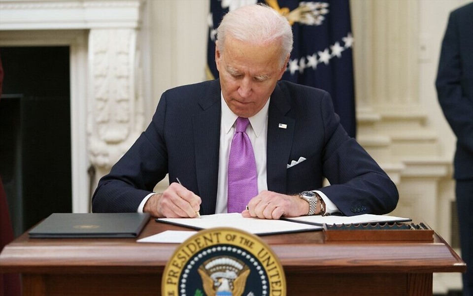 Tổng thống Joe Biden ký sắc lệnh hành pháp. Ảnh: AFP